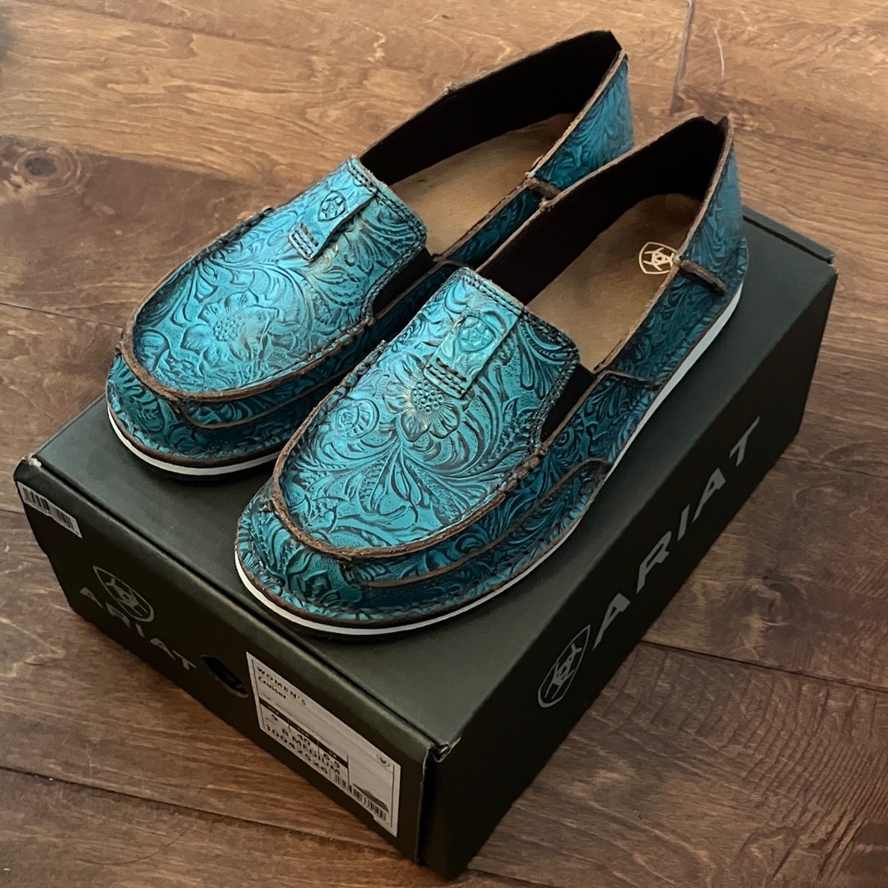 NIB Ariat Cruiser